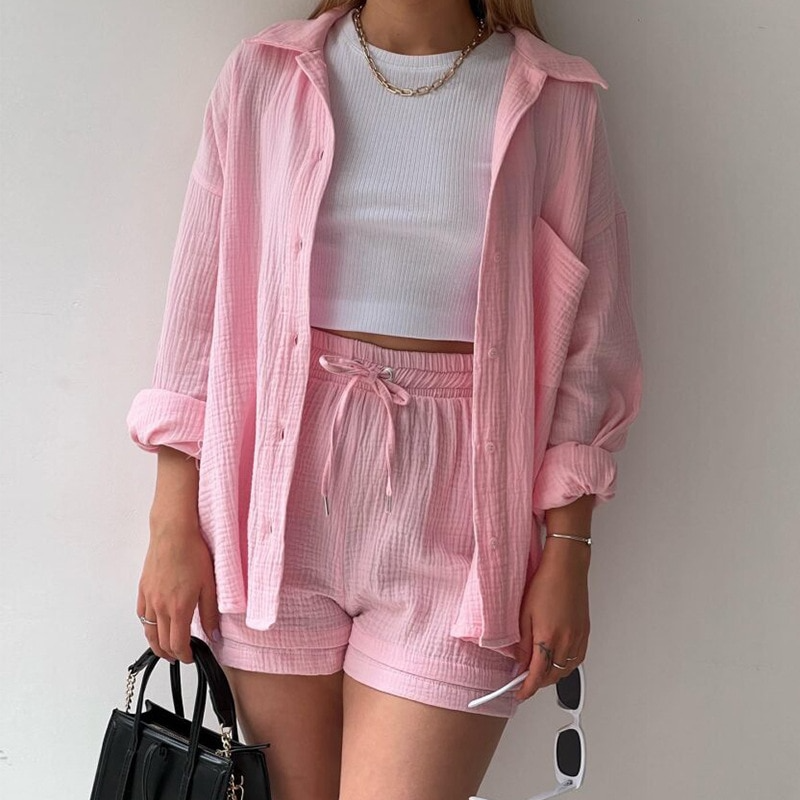 Losvallende dames co-ord set met relaxte pasvorm. Ademende katoenen blouse en broek, perfect voor dagelijks gebruik.