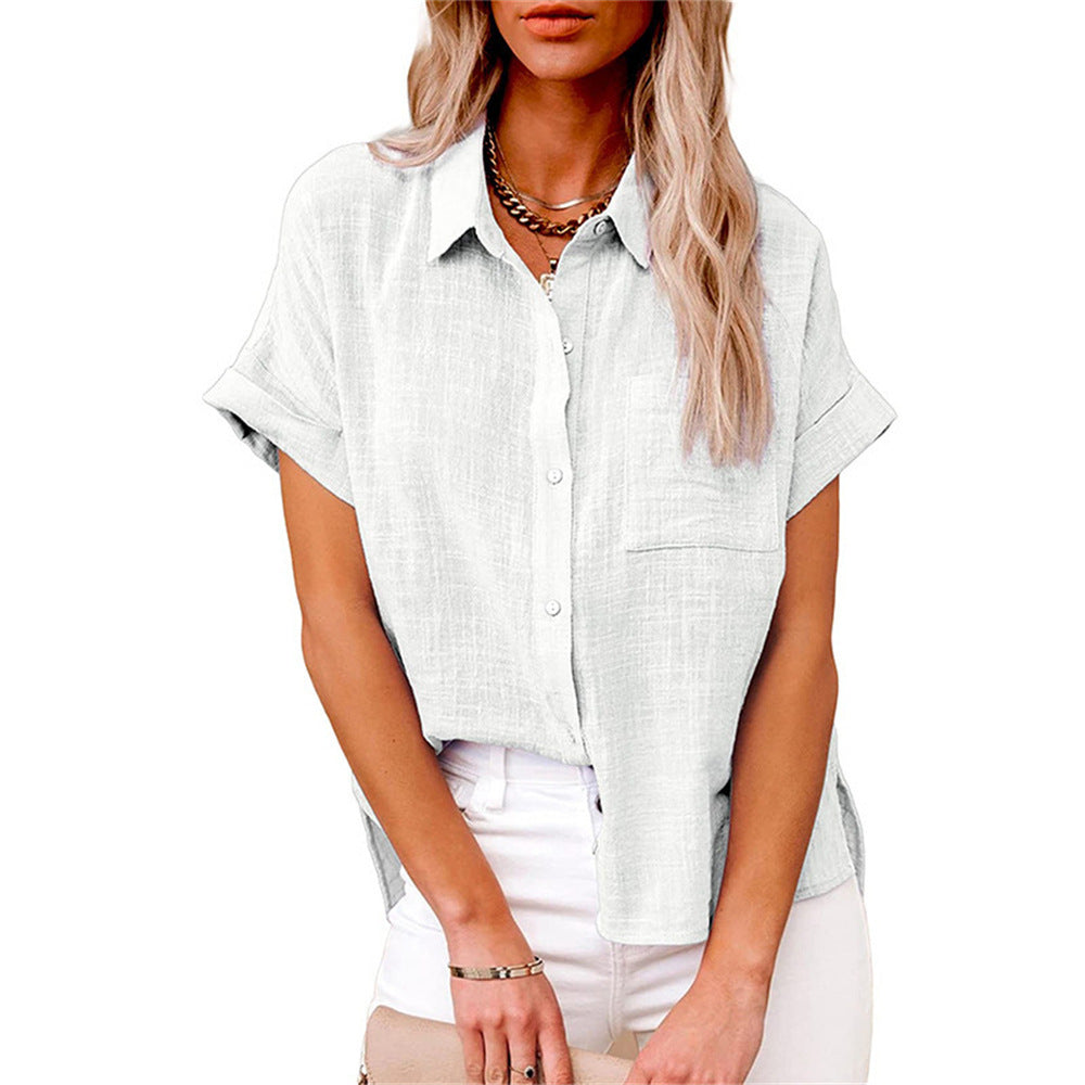 Zomerse damesblouse met effen design, knoopjes en korte mouwen; comfortabel en veelzijdig.