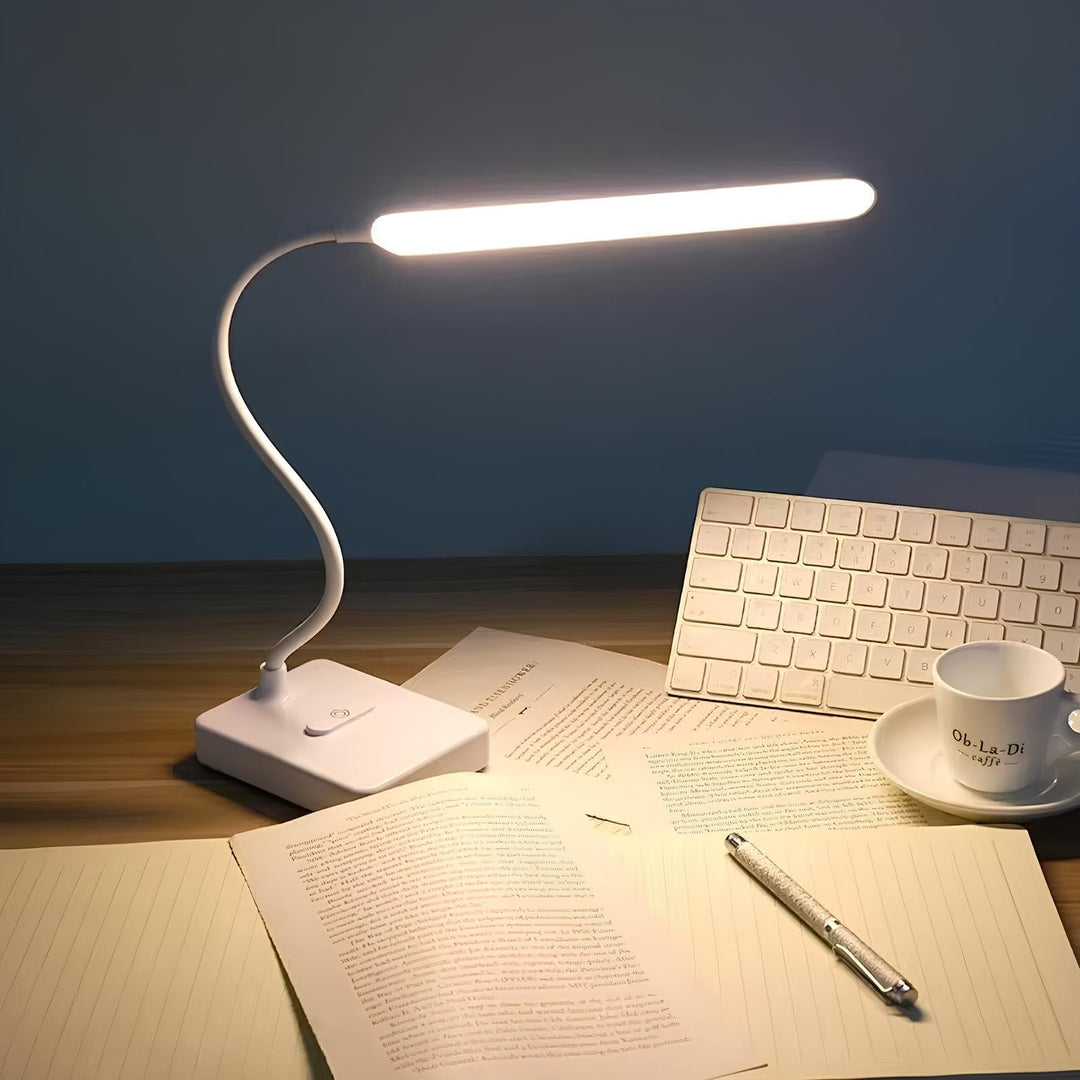 Slanke LumoFlex LED bureaulamp met flexibele hals, dimbaar, USB/stekker, modern design voor elke werkplek.