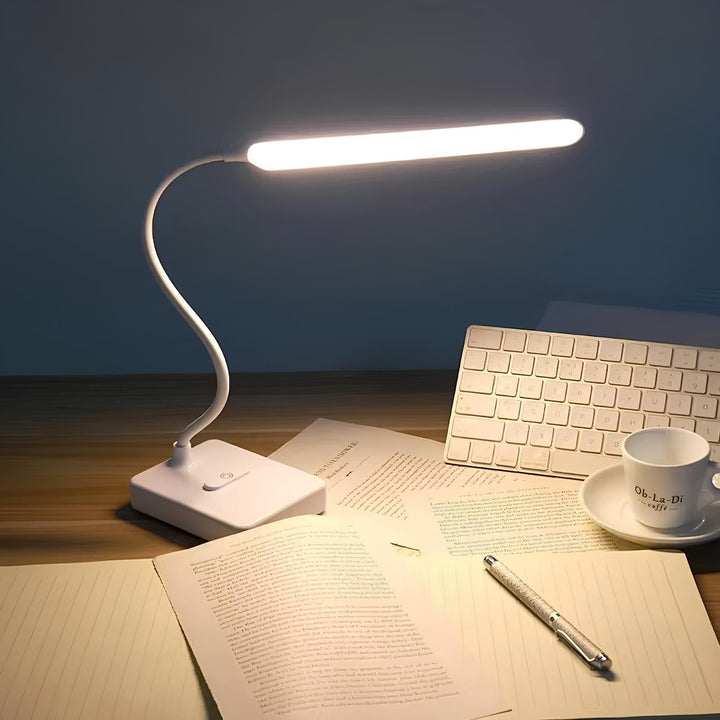 Slanke LumoFlex LED bureaulamp met flexibele hals, dimbaar, USB/stekker, modern design voor elke werkplek.