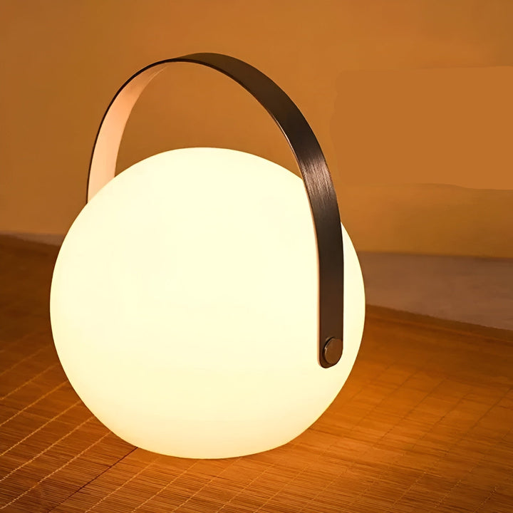 Lumora draadloze LED tafellamp, waterdicht voor sfeervolle verlichting binnen en buiten. Oplaadbaar design.