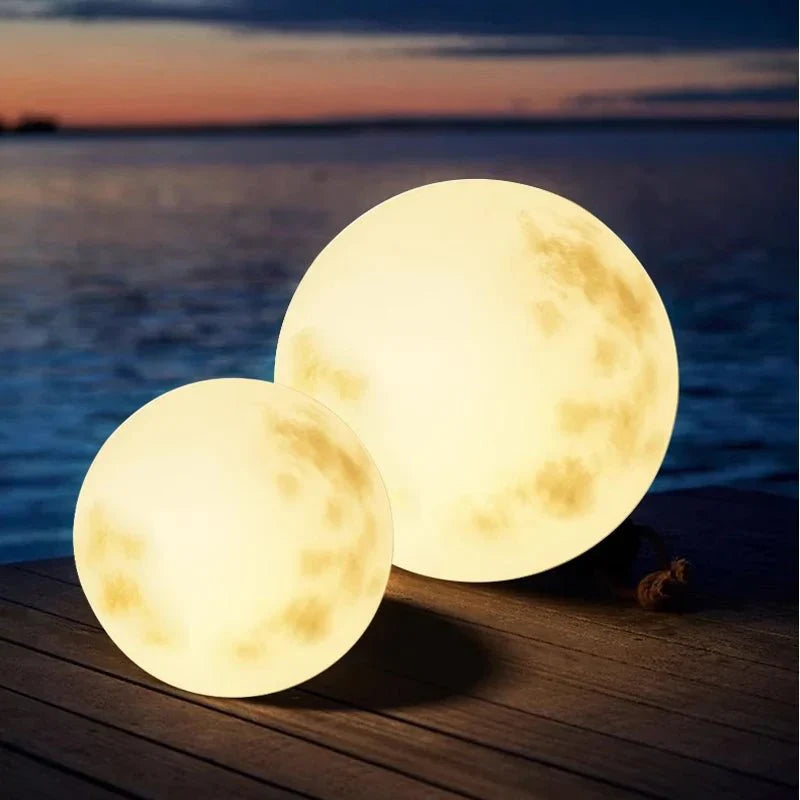LunaGlow magische maanlicht tuinlamp, sfeervolle LED buitenverlichting voor tuin en terras, oplaadbaar en waterbestendig.