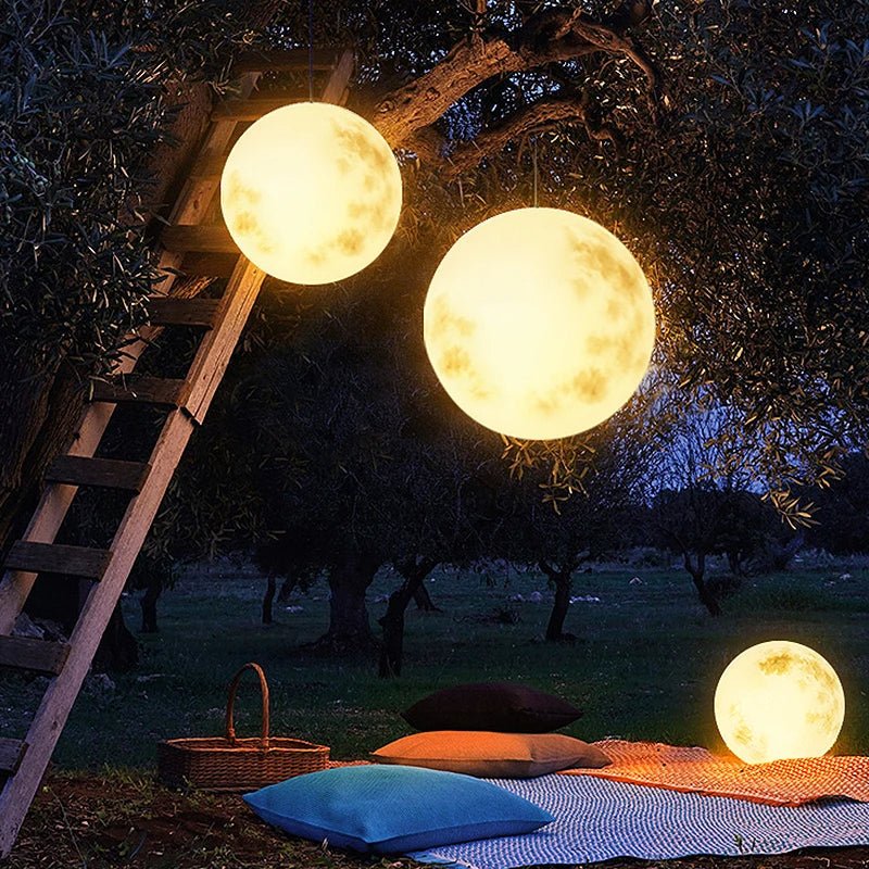 Betoverende maanlicht tuindecoratie, sfeervolle LED buitenlamp voor avonden op terras, oplaadbaar, waterbestendig.