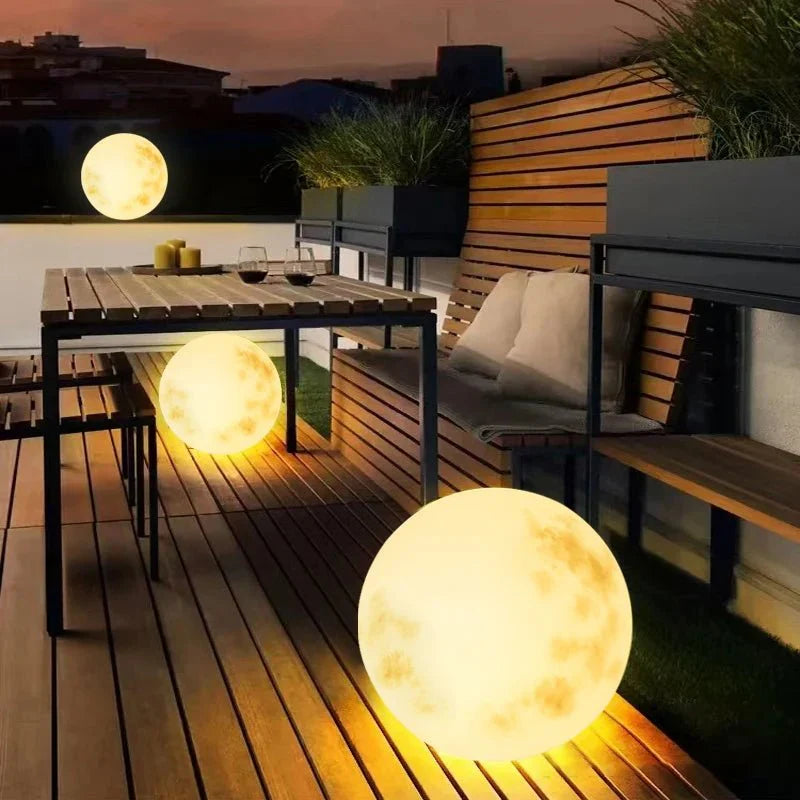 Oplaadbare LunaGlow maanlicht tuinlamp, waterbestendige LED verlichting voor betoverende sfeer in elke buitenruimte.