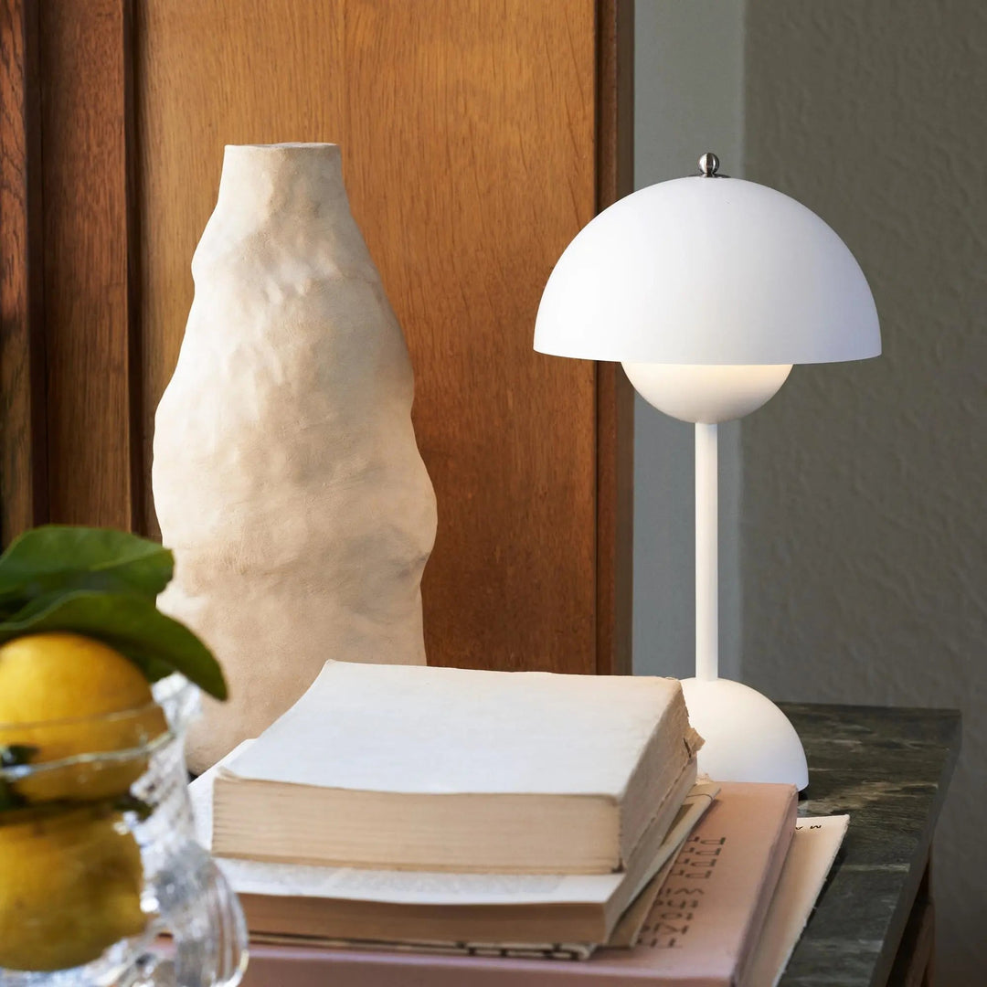 LunarGlow LED tafellamp: moderne, dimbare sfeerverlichting voor een warme woonkamer of slaapkamer.