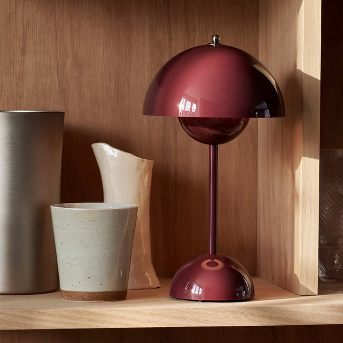 Energiezuinige LunarGlow LED leeslamp voor nachtkastje of bureau, met zacht, instelbaar licht.