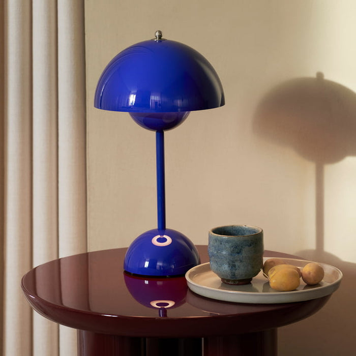 Dimbare LunarGlow LED tafellamp voor optimale sfeer en leescomfort in een modern interieur.
