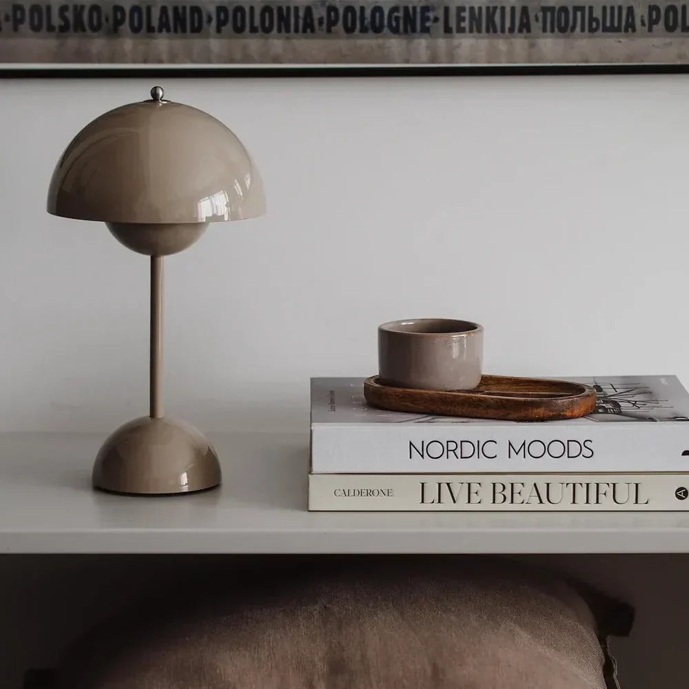 Moderne LunarGlow touch lamp, perfecte toevoeging aan een minimalistisch woon- of kantoorinterieur.