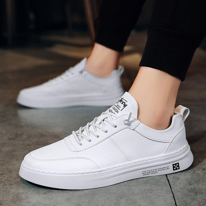 Luuk witte heren sneakers met vetersluiting gedragen aan de voet