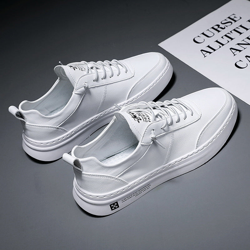 Bovenaanzicht van stijlvolle witte Luuk heren sneakers op donkere achtergrond