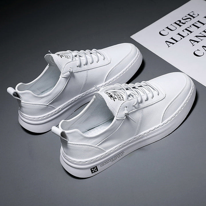 Bovenaanzicht van stijlvolle witte Luuk heren sneakers op donkere achtergrond