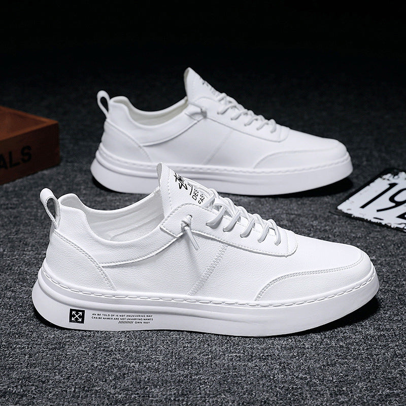 Twee paar witte Luuk heren sneakers gepresenteerd in studio-opstelling