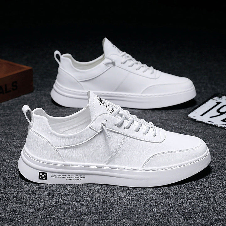 Twee paar witte Luuk heren sneakers gepresenteerd in studio-opstelling