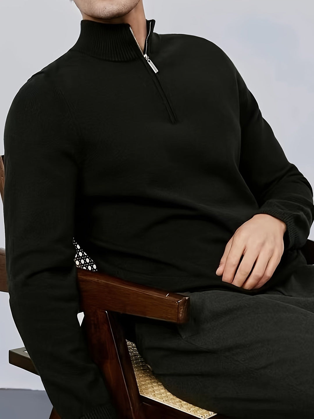 Geborduurde casual herentrui met stand-up col en halve rits, comfortabel voor herfst en lente.