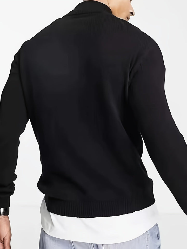Comfortabele herentrui met geborduurde details, halve rits en opstaande col. Perfect voor dagelijks gebruik.