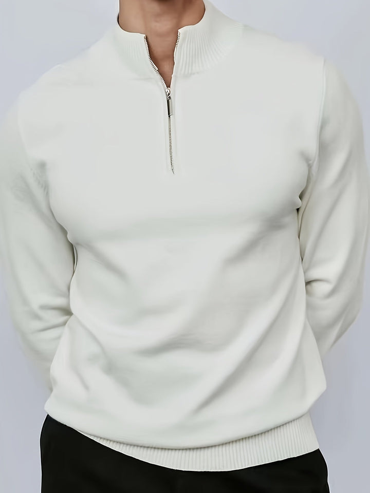 Moderne herenmode trui met opstaande kraag, halve rits en subtiele details, ideaal voor de casual man.
