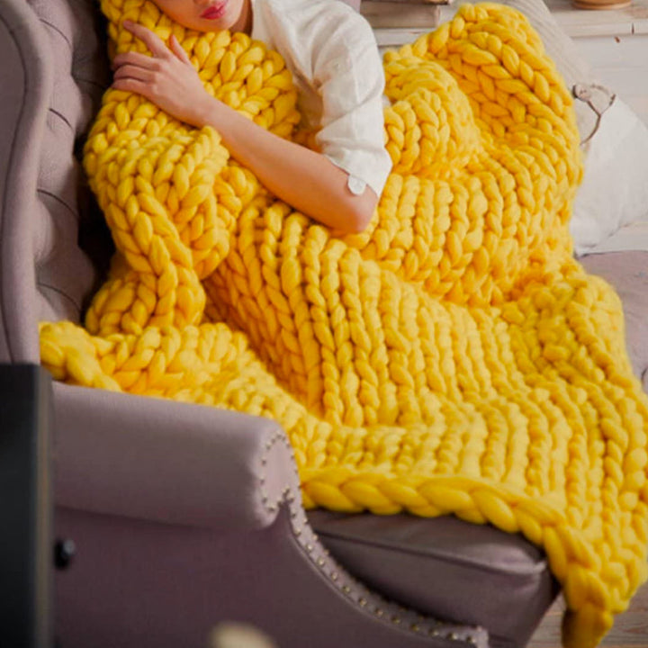 Dichte structuur van LuxaWool 1000g XXL chunky breigaren, perfect voor luxe en dikke dekens. Handwerken.