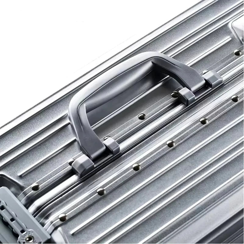 Veilige aluminium-magnesium reiskoffer met TSA-slot, essentieel voor zorgeloze zakenreizen.