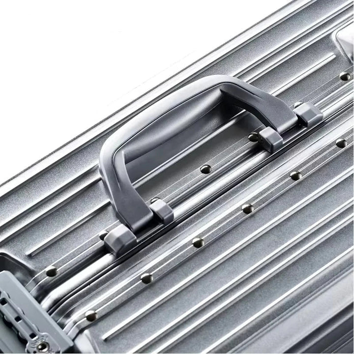 Veilige aluminium-magnesium reiskoffer met TSA-slot, essentieel voor zorgeloze zakenreizen.