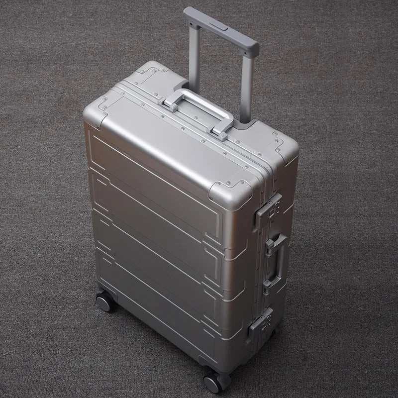 Luxe aluminium reiskoffer Pristina. Sterke hardshell bagage met soepele spinnerwielen en TSA slot voor elke reis.