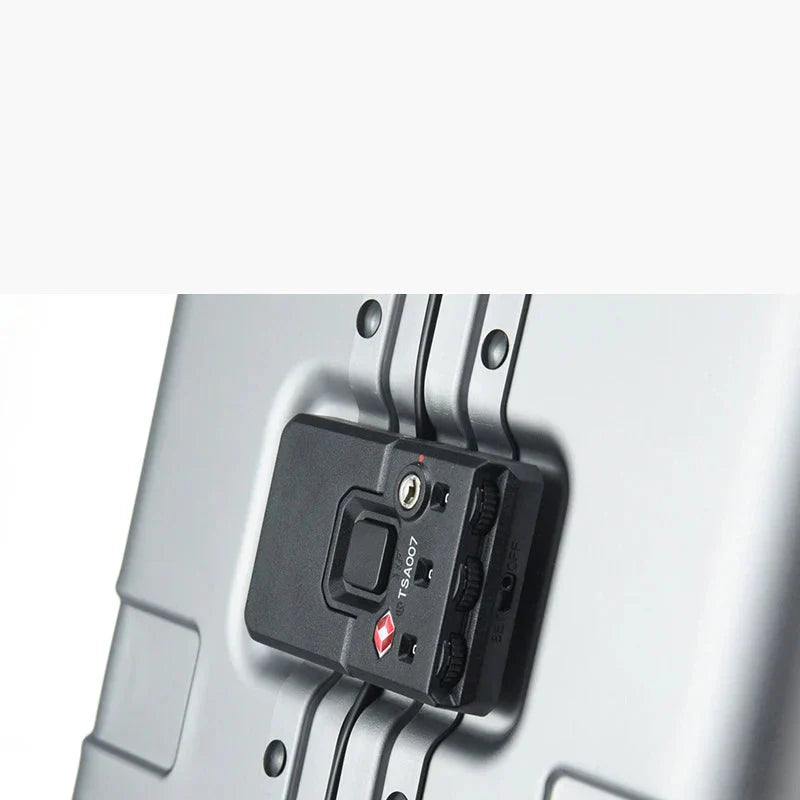 Zilverkleurige aluminium reiskoffer Pristina. Hardshell, TSA slot en 360° spinnerwielen voor vakantie.