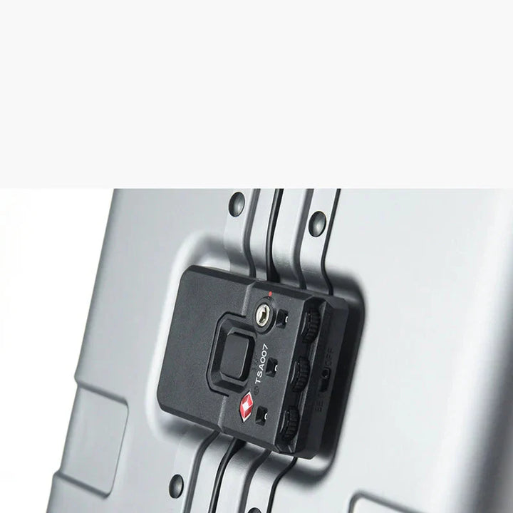 Zilverkleurige aluminium reiskoffer Pristina. Hardshell, TSA slot en 360° spinnerwielen voor vakantie.