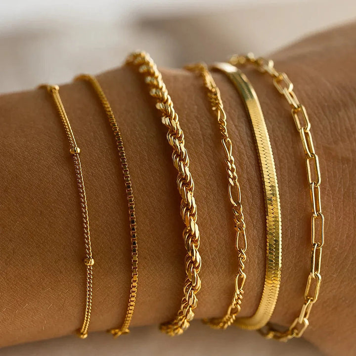 Luxe Amélie dames armbandenset: 6 stijlvolle goud- en zilverkleurige polsbanden, elegant modeaccessoire.