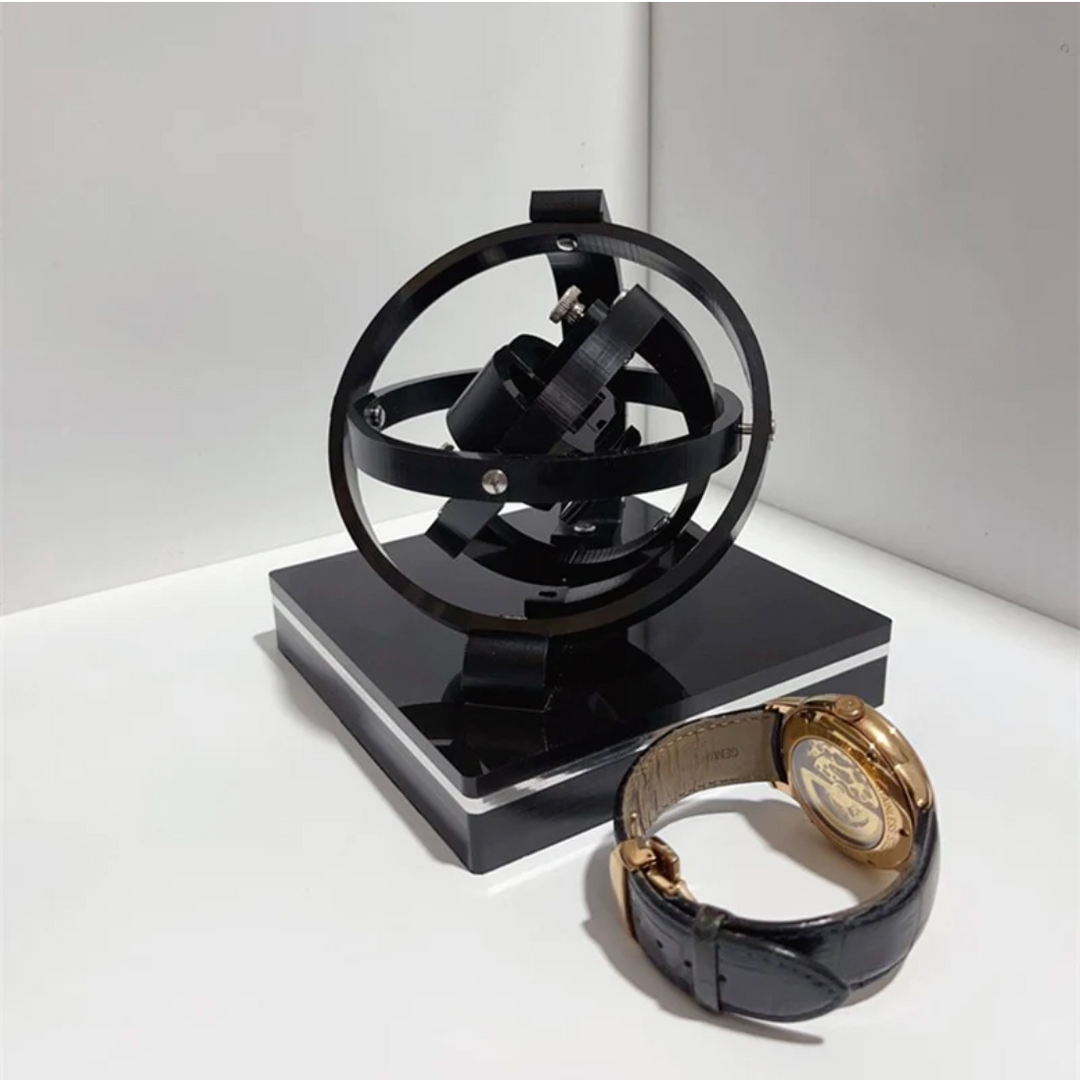 Luxe automatische horlogeopwinder op een bureau, een stijlvolle horlogedoos en essentieel horlogeaccessoire.