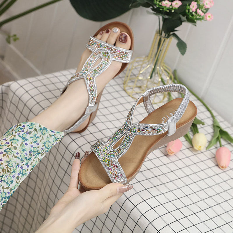 Zwarte wedge hak sandalen voor dames, elegant versierd met fonkelende strass.