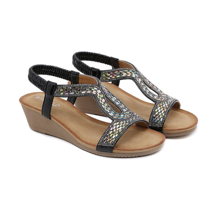 Zomerse zwarte sandalen met glinsterende strass details en een elegante wedge hak.