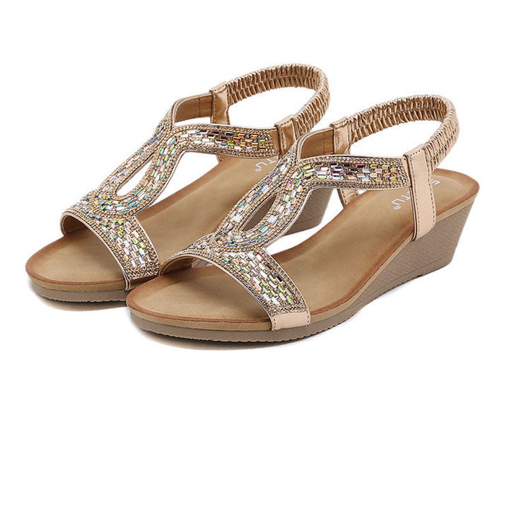 Comfortabele zwarte dames sandalen met strass en een stevige wedge hak.