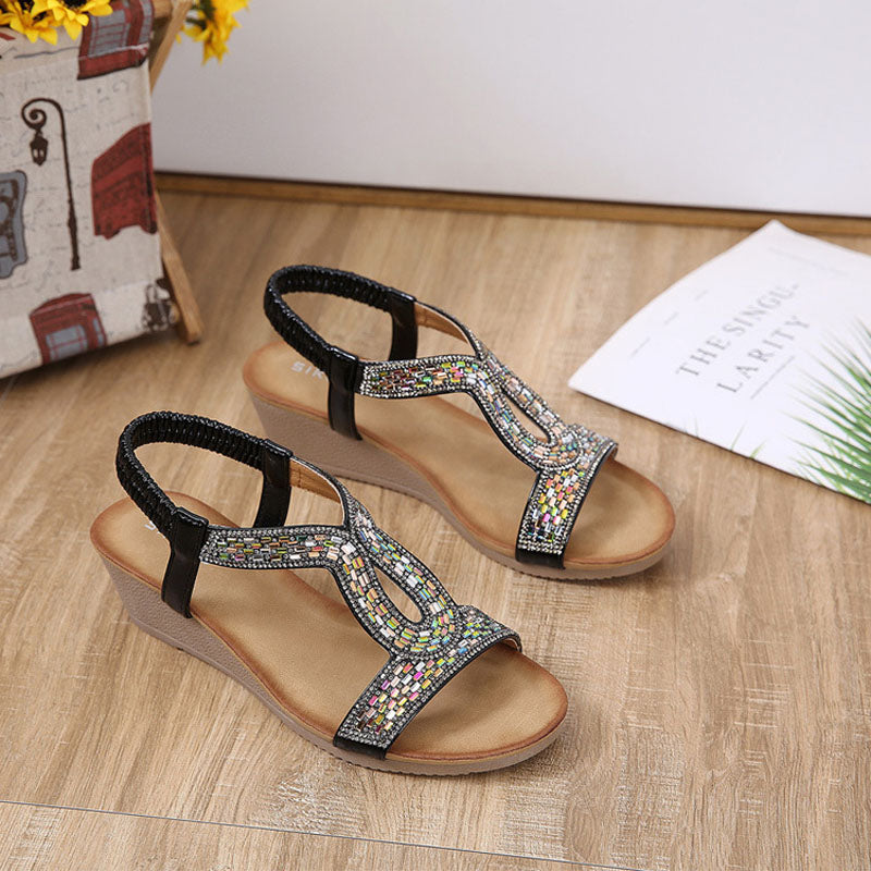 Khaki dames sandalen met wedge hak en strass, perfect voor een chique zomerse look.