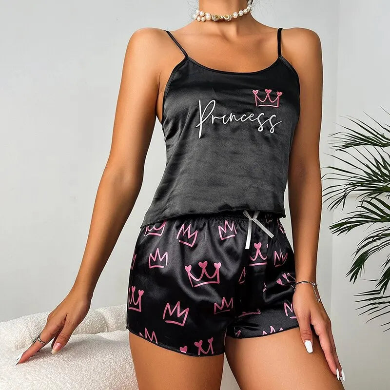 Stijlvolle Alina satijnen pyjama set voor dames, bestaande uit topje en shorts. Perfecte loungewear voor de zomer.
