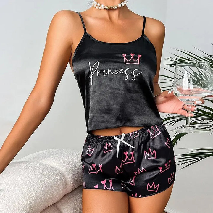 Zachte satijnen nachtkleding voor dames: elegante pyjamaset met korte broek en topje. Optimaal slaapcomfort.