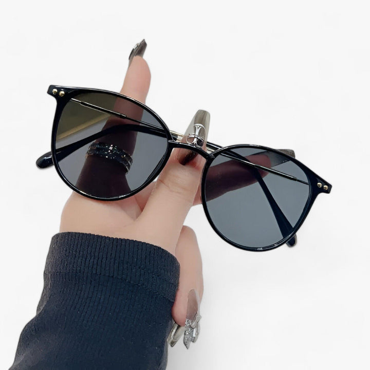 Ronde luxe dames zonnebril Liora. Stijlvol retro design, biedt optimale UV400 bescherming. Must-have accessoire.