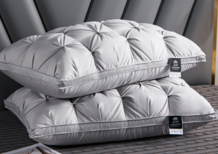 Luxe ganzendons kussen van Aurora Wonen voor optimaal slaapcomfort, wit en pluizig beddengoed.
