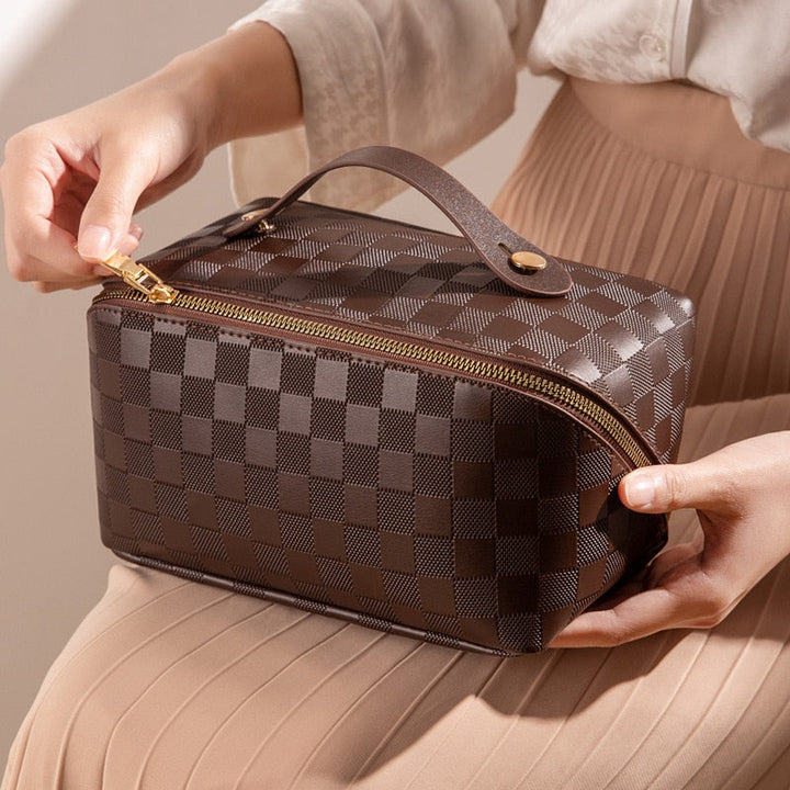 "Luxe geruite make-up tas in hoogwaardig PU-leer, ideaal voor georganiseerde opslag van beautyproducten."