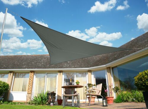 Modern grijs schaduwdoek voor effectieve zonwering. UV-werend en waterafstotend tuindoek voor outdoor gebruik.