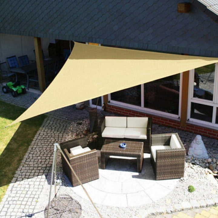 Elegant beige schaduwzeil, waterafstotend en UV-beschermend. Ideale zonwering en terrasoverkapping.