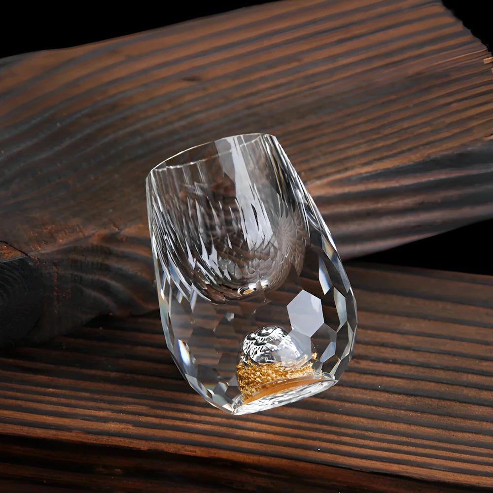 Premium handgemaakte kristalglazen met echte goudvlokken. Perfect voor een luxe drinkervaring.