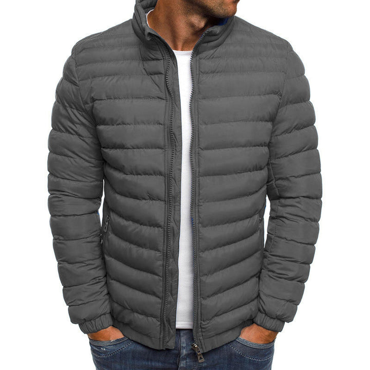 "Luxe heren donsjas met slanke pasvorm, stijlvolle afwerking, donkerblauw, zwart of rood, perfect voor winter, maat S-3XL."