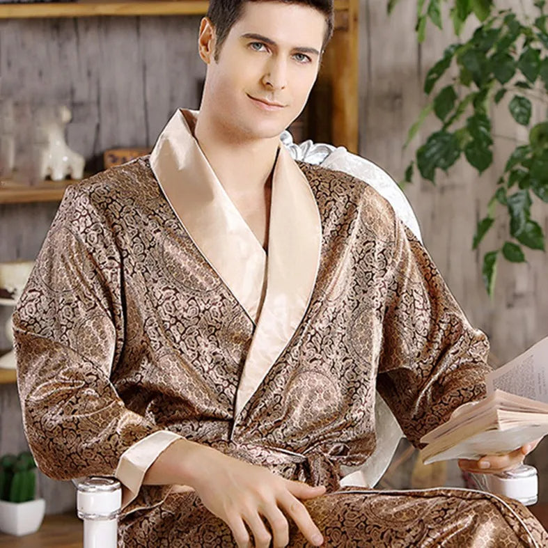 Luxe heren satijnen badjas met stijlvolle gouden print, perfect voor comfortabele loungewear.