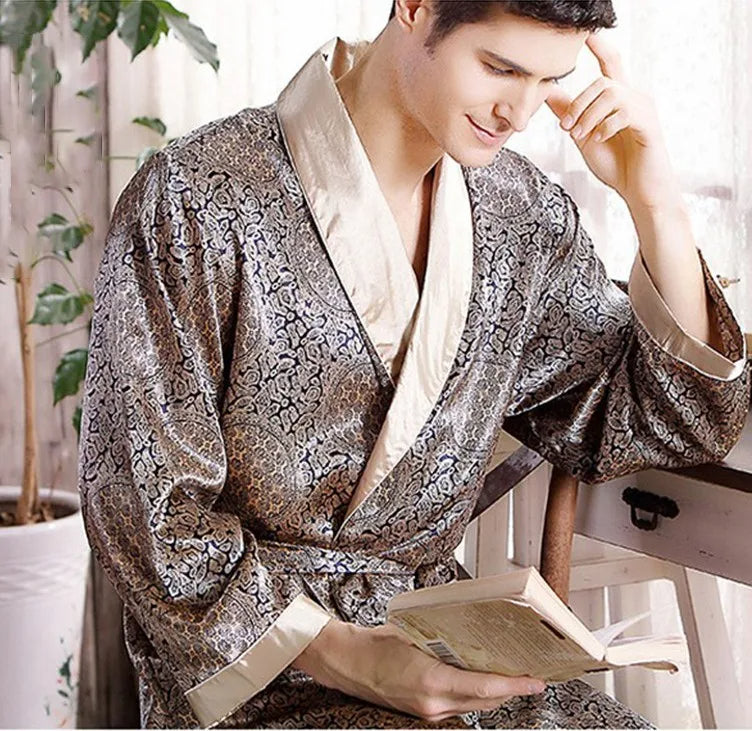 Zijdezachte satijnen herenbadjas met elegante gouden details. Ideaal als luxe nachtkleding.