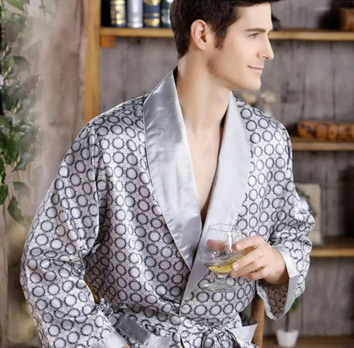 Comfortabele, zijdezachte heren satijnen badjas met luxe gouden print. Perfecte loungewear.