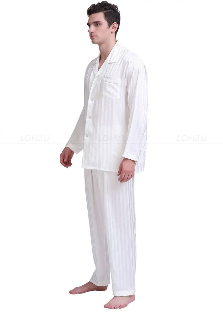 Luxe heren satijnen pyjamaset voor comfort en stijl. Deze zachte slaapkleding is perfect als elegante loungewear.