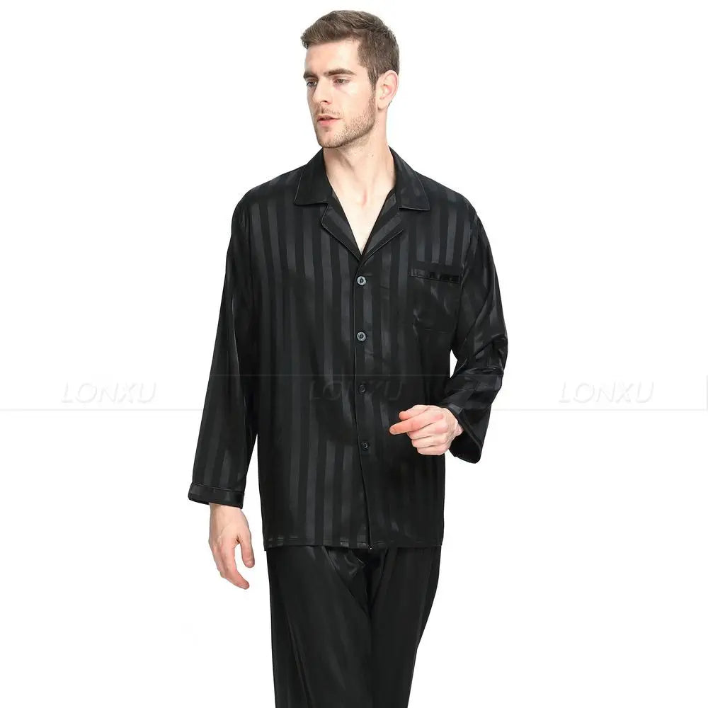 Detail van de glanzende, luxe satijnen stof van de heren pyjamaset. Comfortabele nachtkleding en herenmode.