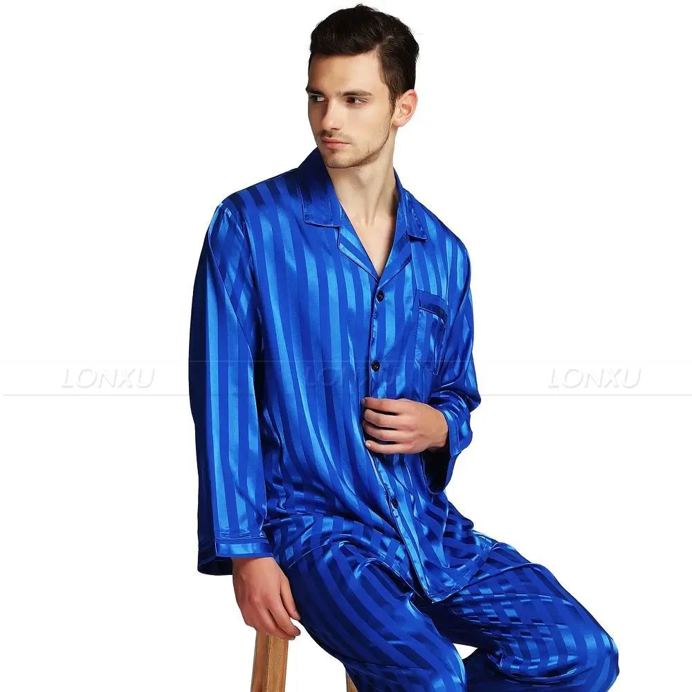 Man ontspant in comfortabele heren satijnen pyjamaset. Ideale zachte loungewear en luxe slaapkleding voor thuis.