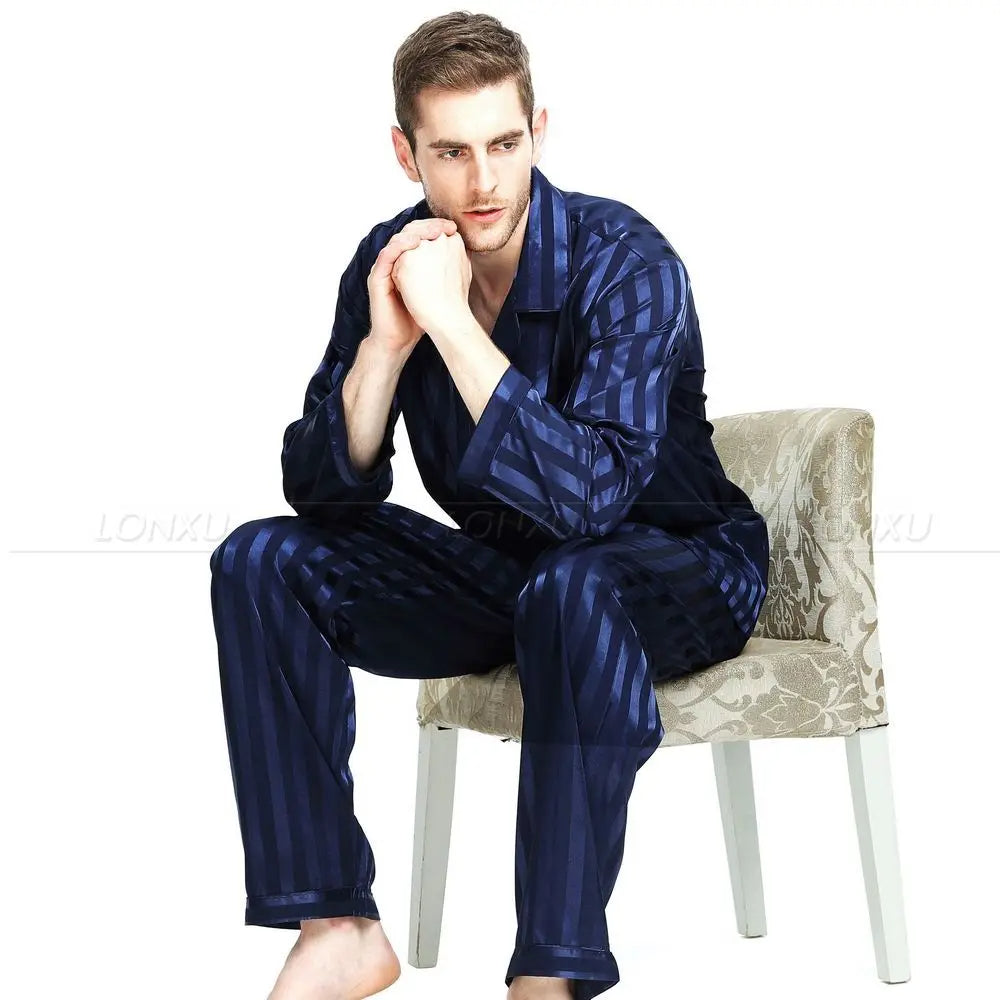 Stijlvolle heren pyjamaset van satijn toont luxe herenmode. Perfecte elegante nachtkleding voor de moderne man.