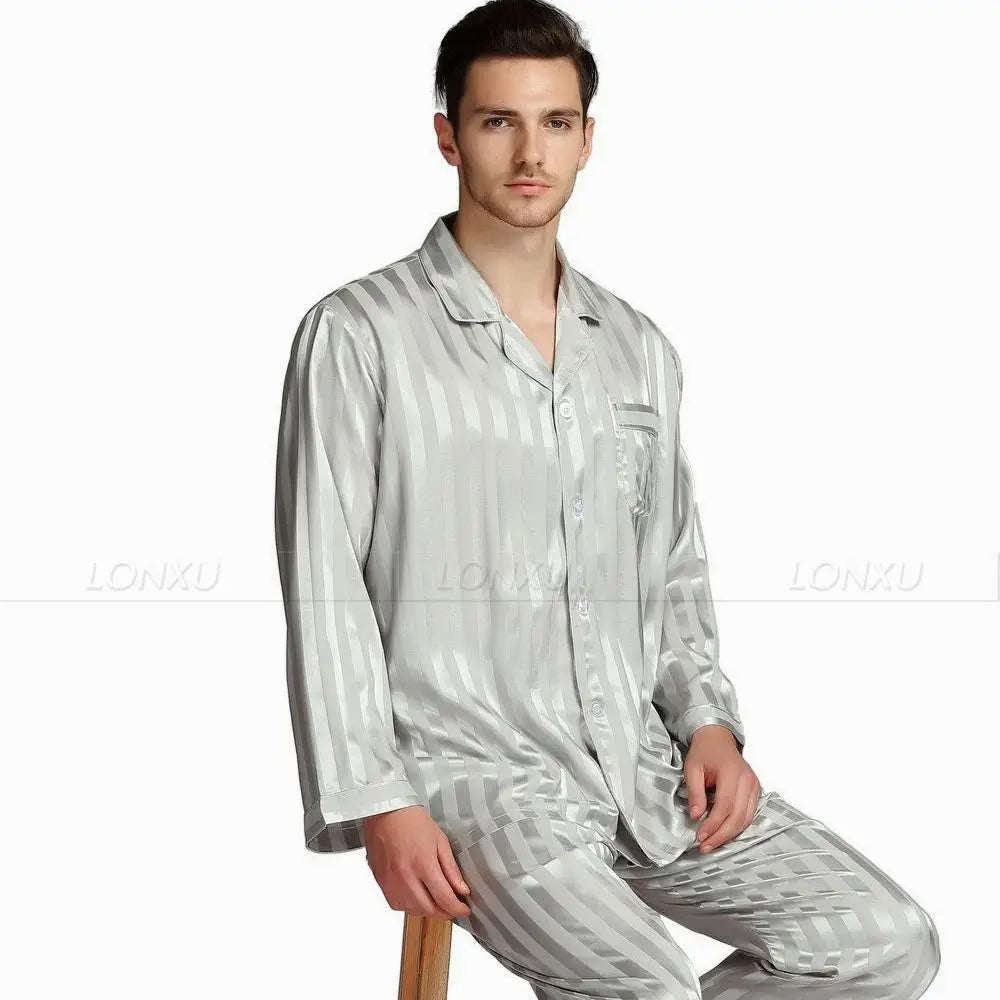 Complete luxe heren pyjamaset van satijn, klaar voor ultieme rust. Comfortabele slaapkleding en loungewear.