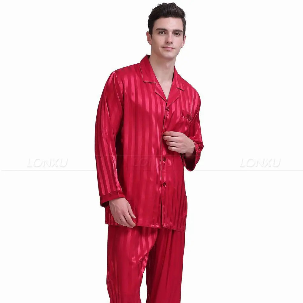 Elegant satijnen pyjamashirt voor heren met knopen. Stijlvolle en comfortabele luxe herenmode slaapkleding.